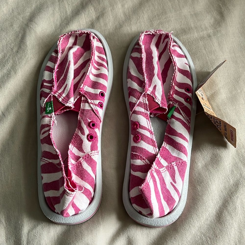 Sanuk shoes. Super comfortable. Old-school design.